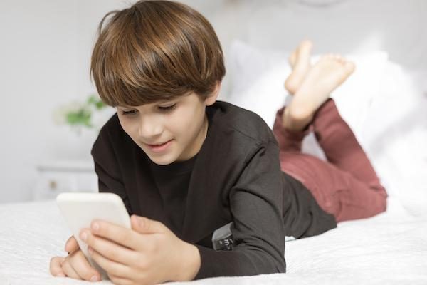 boy-bedroom-with-phone